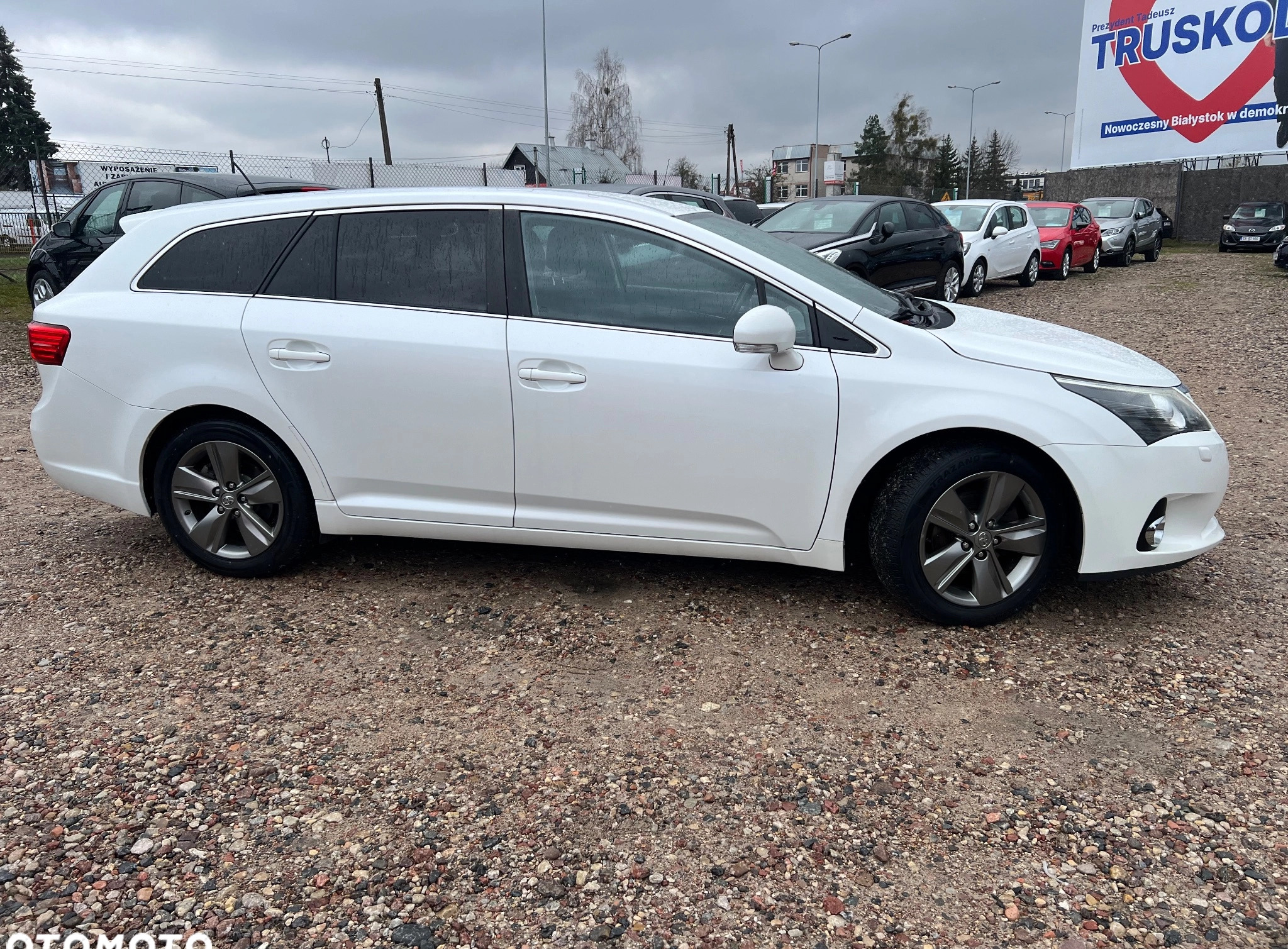 Toyota Avensis cena 47900 przebieg: 244000, rok produkcji 2014 z Łaskarzew małe 301